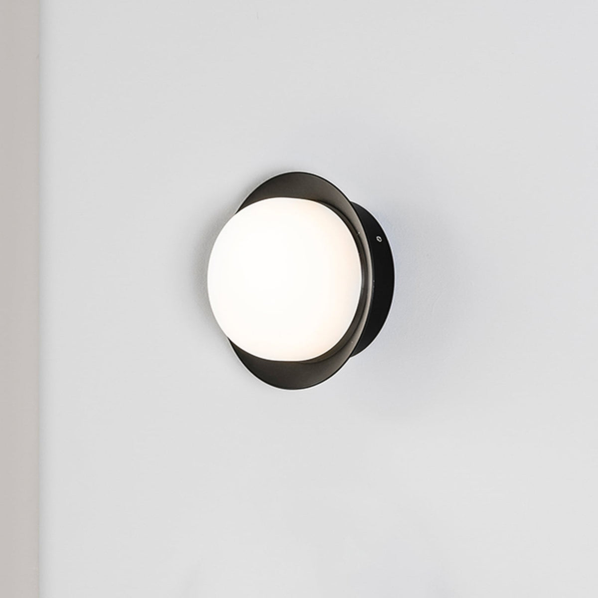 Montert LED vegglampe May Ø12 cm stål og glass svart IP44 i rom