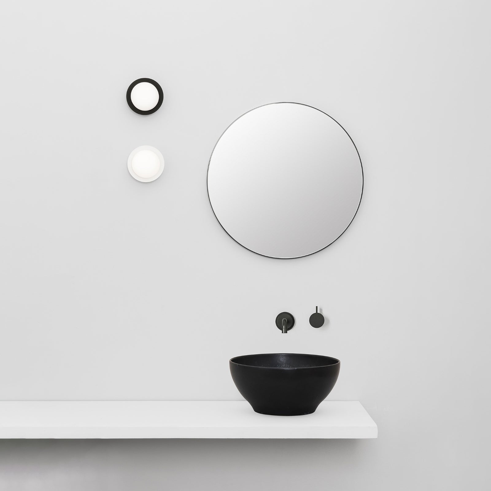 LED vegglampe May Ø12 cm stål og glass svart IP44 i bruk