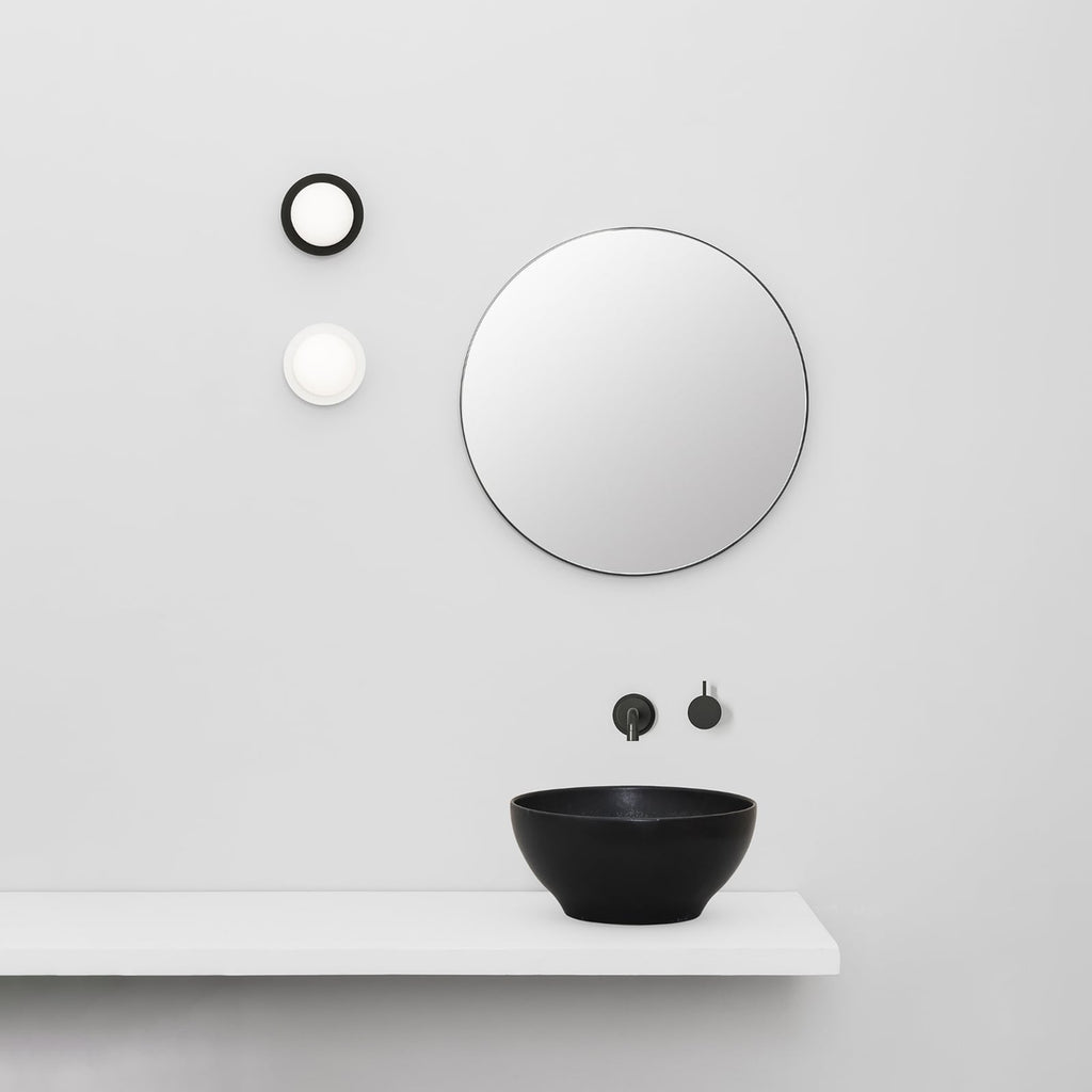 LED vegglampe May Ø12 cm stål og glass svart IP44 i bruk