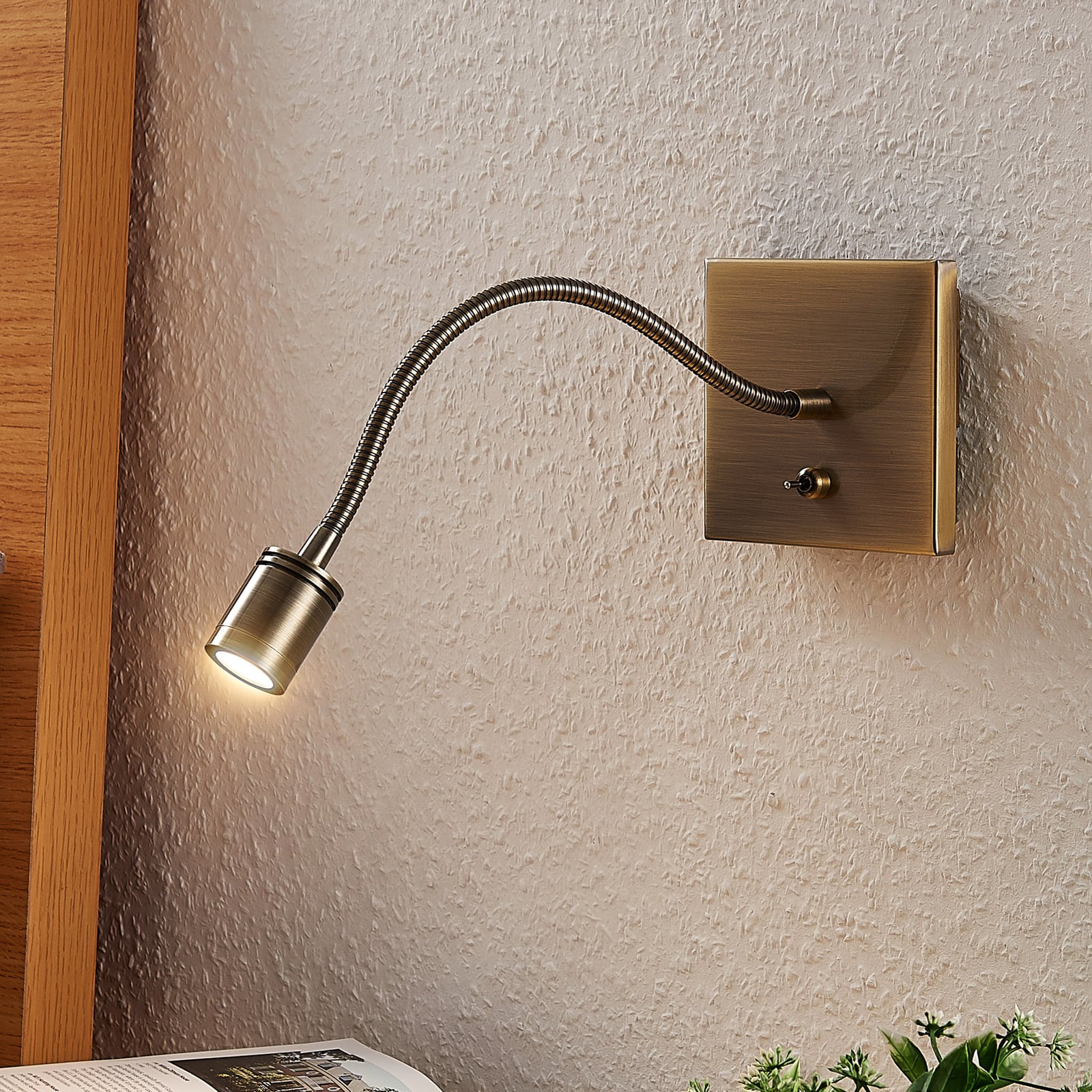LED vegglampe Mayar leselampe messing montert ved seng