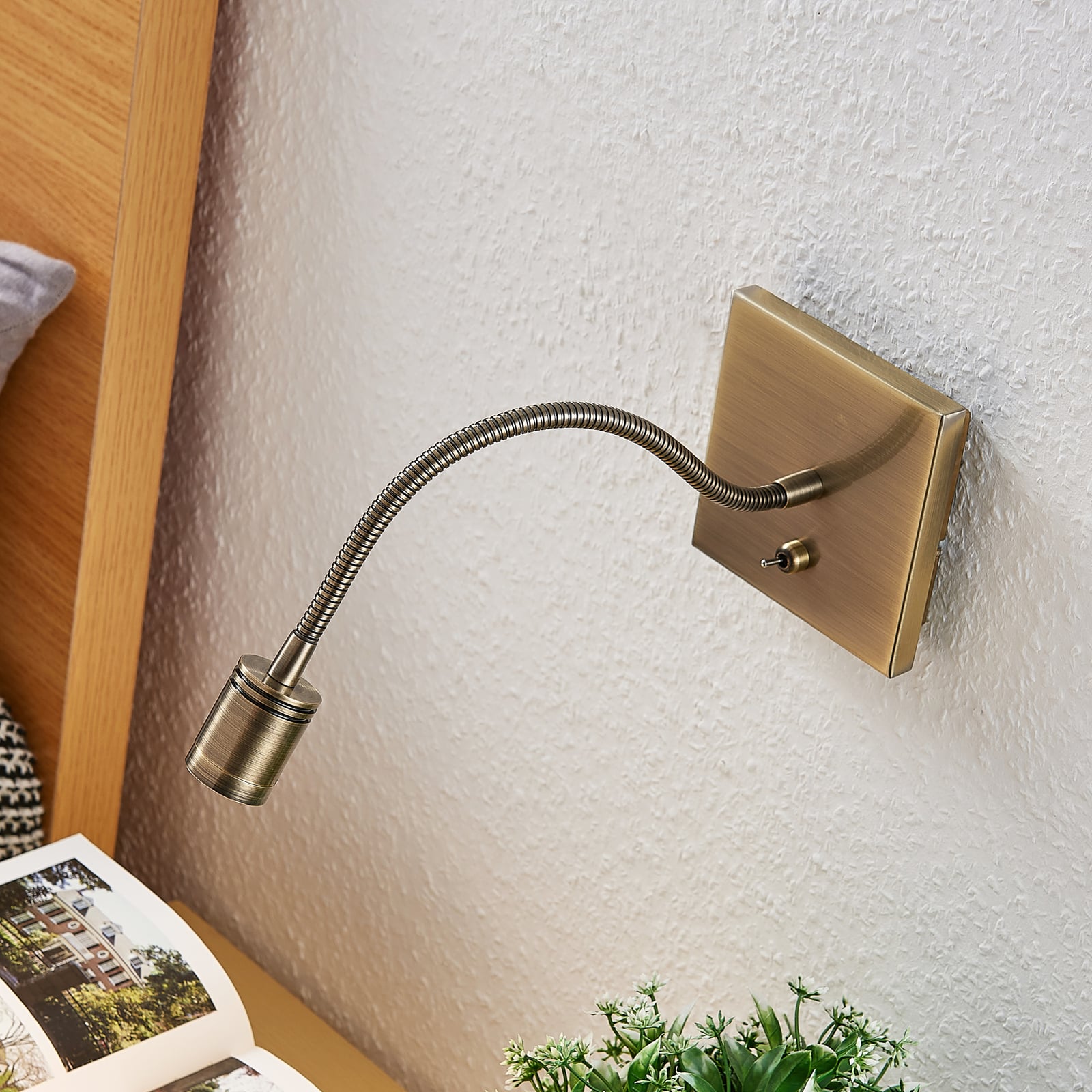 LED vegglampe Mayar leselampe messing nærbilde av bryter