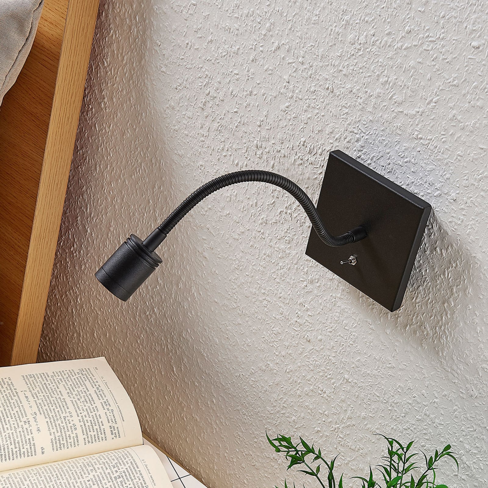 Nærbilde av LED vegglampe Mayar svart metall med leselys