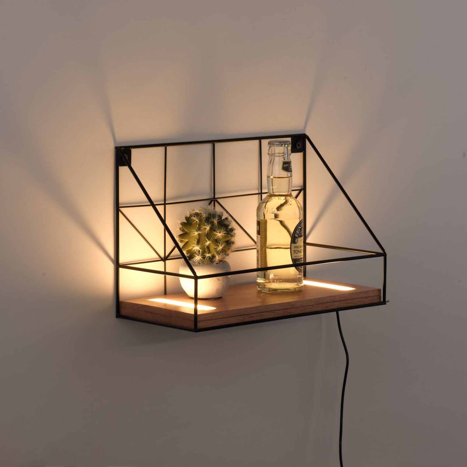 Detalj av bryter på LED vegglampe med hylle tre/svart 30x15 cm
