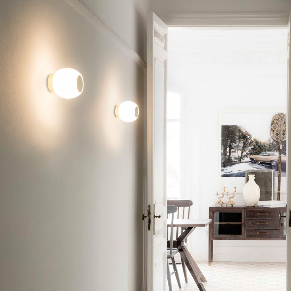 Detalj av LED vegglampe Moy gull med glasskjerm