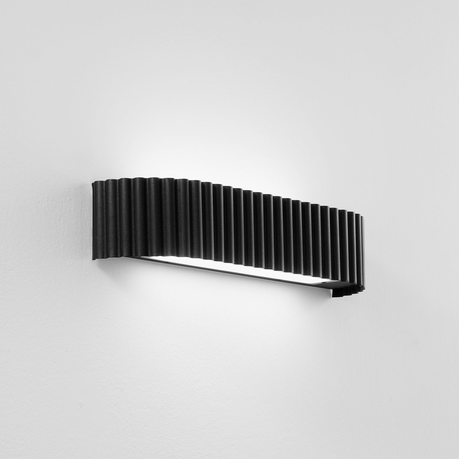 Detalj av LED vegglampe Niike i svart metall