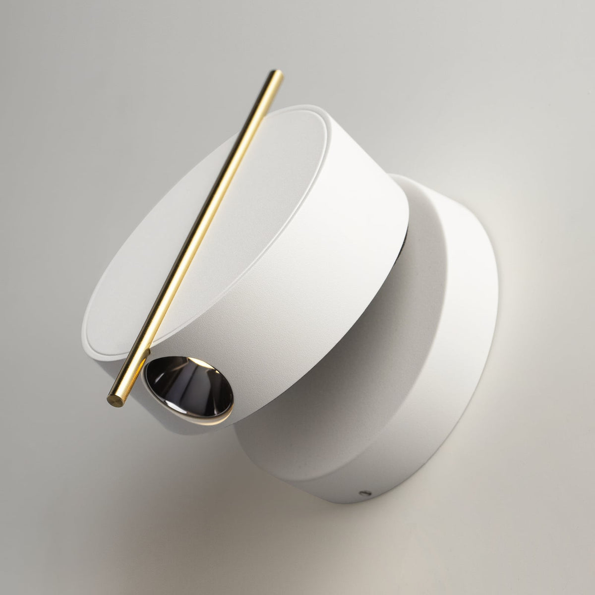 LED vegglampe Nuance svingbar aluminium hvit og gull detalj