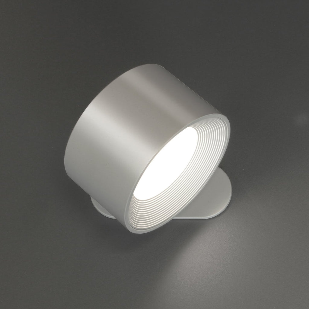Nærbilde av dimmer på LED vegglampe oppladbar magnetisk CCT dimbar sølv