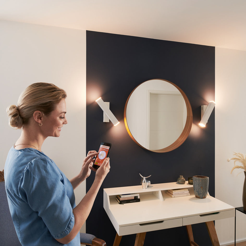 LED vegglampe Orbis Wall Cross svingbar hvit WiFi 12W montert på vegg