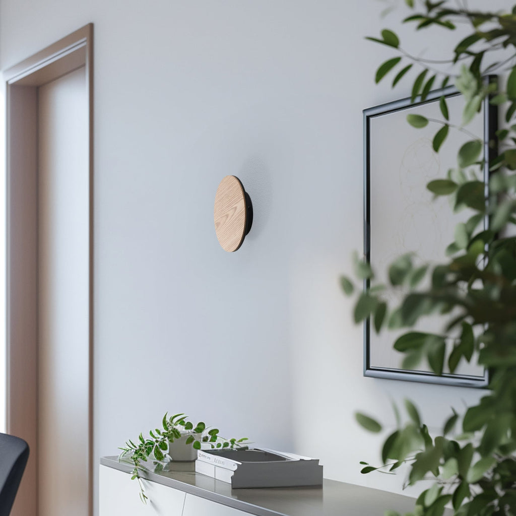 Detalj av trefront på LED vegglampe Orios tre indirekte lys