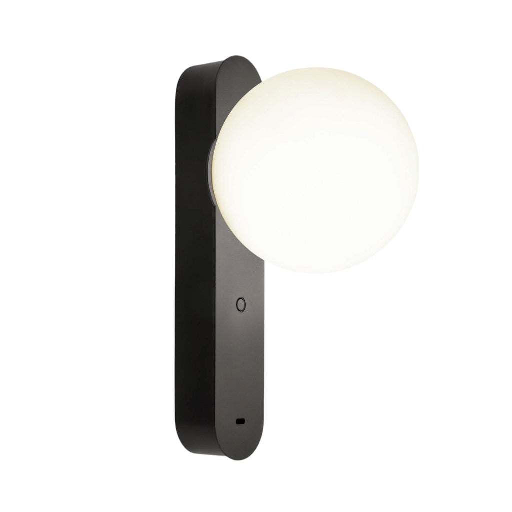 LED vegglampe Perlina svart stål med USB-port forfra