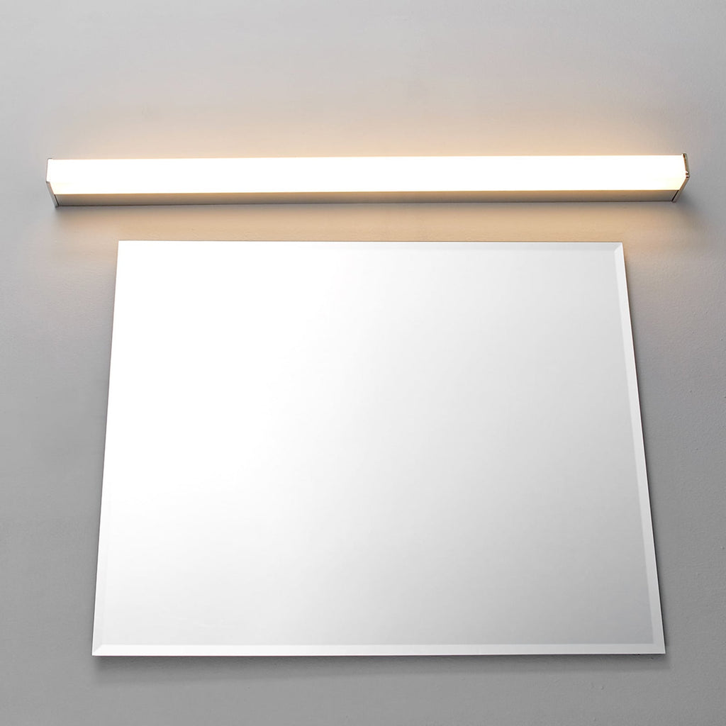 LED vegglampe Philippa krom akryl 89 cm montert på baderomsvegg