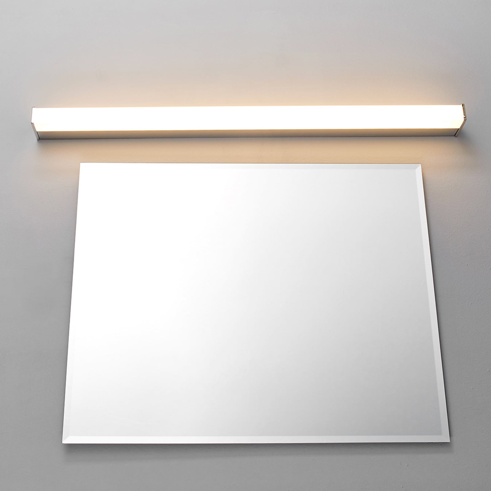 LED vegglampe Philippa krom akryl 89 cm montert på baderomsvegg