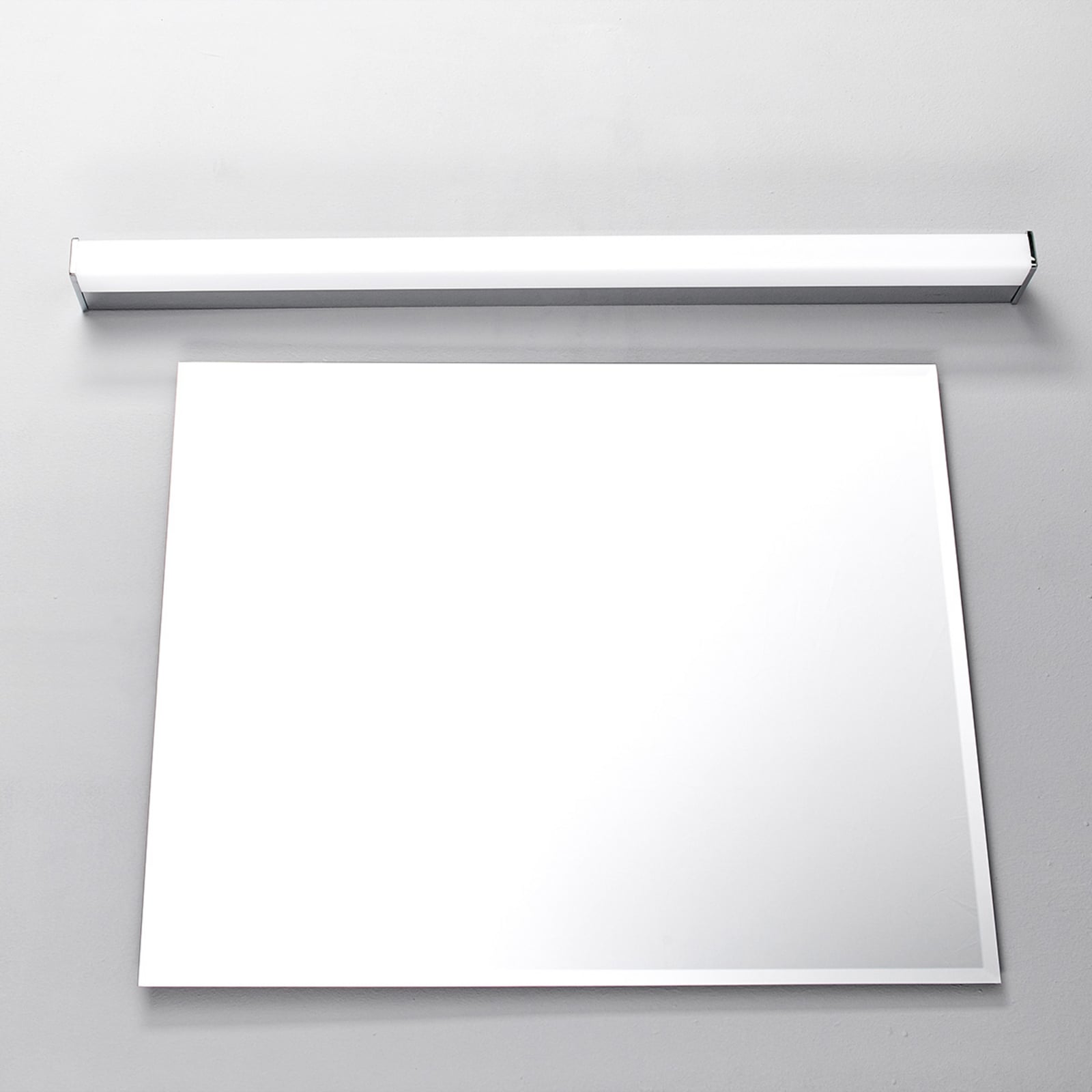 LED vegglampe Philippa krom akryl 89 cm nærbilde av LED-lys