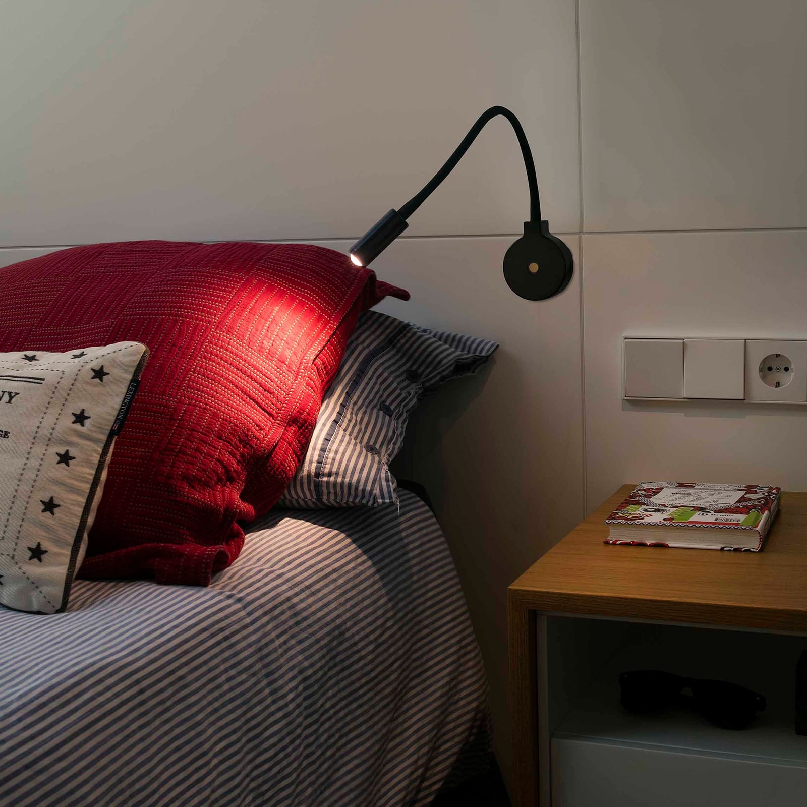 LED vegglampe Pixie med fleksarm svart 3W 2700K detalj fleksarm