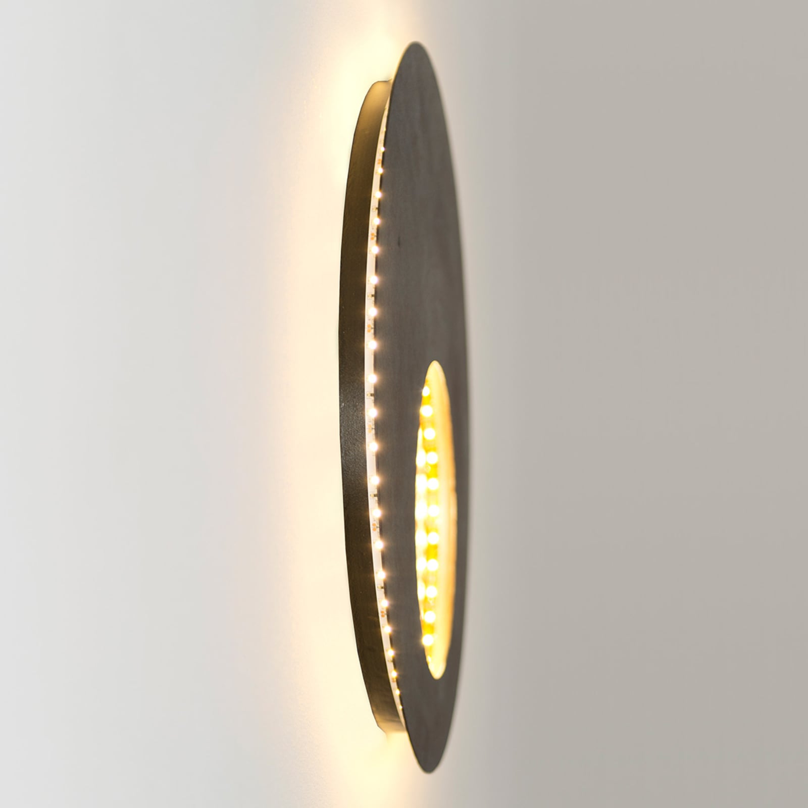 LED vegglampe Planet rund Ø40 cm mørkebrun/gull nærbilde av detaljer
