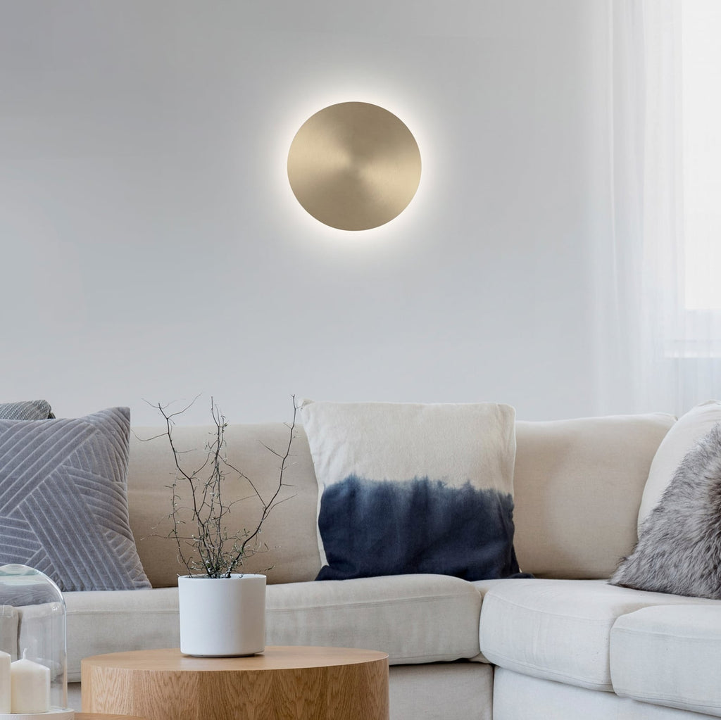 LED vegglampe Puntua oppladbar dimbar messing matt bakside