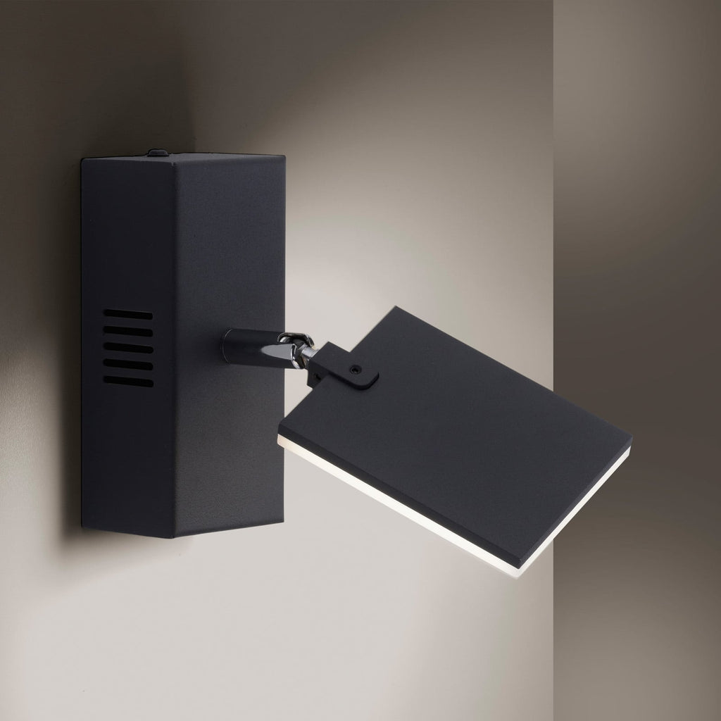 Nærbilde av LED vegglampe PURE Mira dimbar CCT fjernkontroll svart