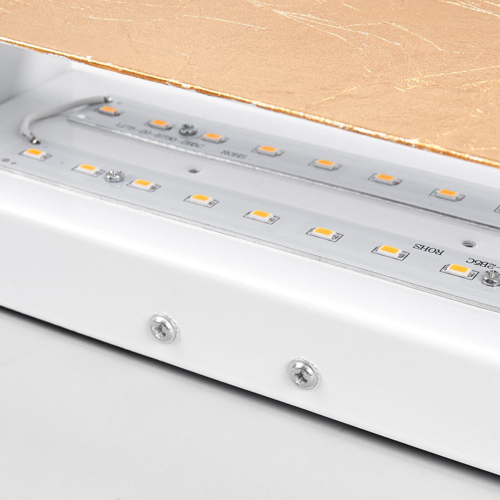 LED vegglampe Quentin gullfarget metall lys i bruk