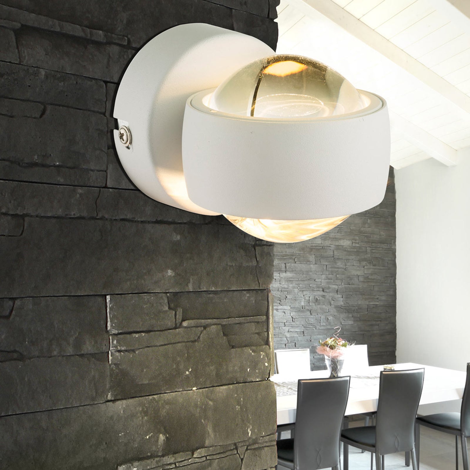 LED vegglampe Randi montert på vegg med varmt hvitt lys opp og ned