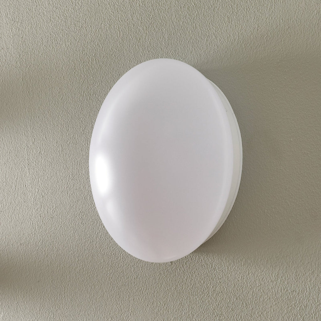 Bakside av LED vegglampe Renzo+ rund i hvitt plastmateriale