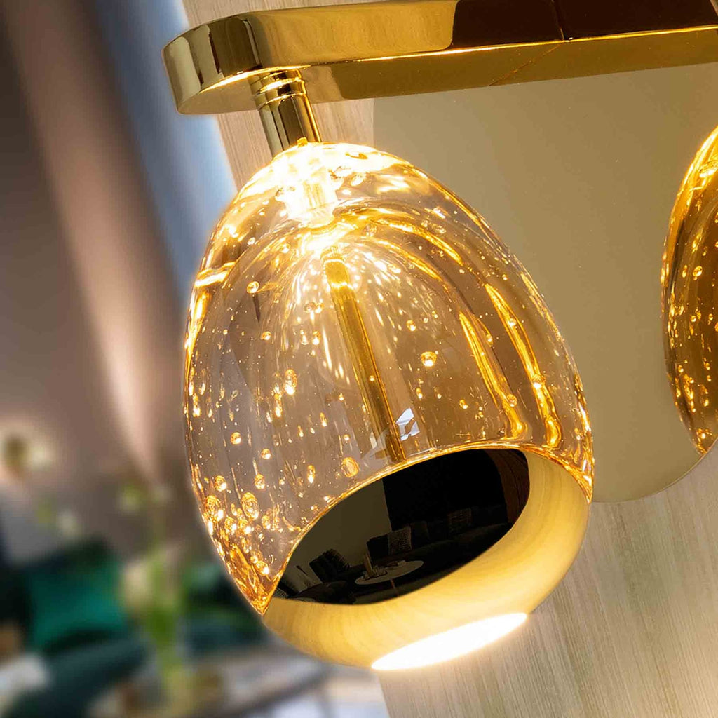 Montert LED vegglampe Rocio dråpeformet glass gull i interiør