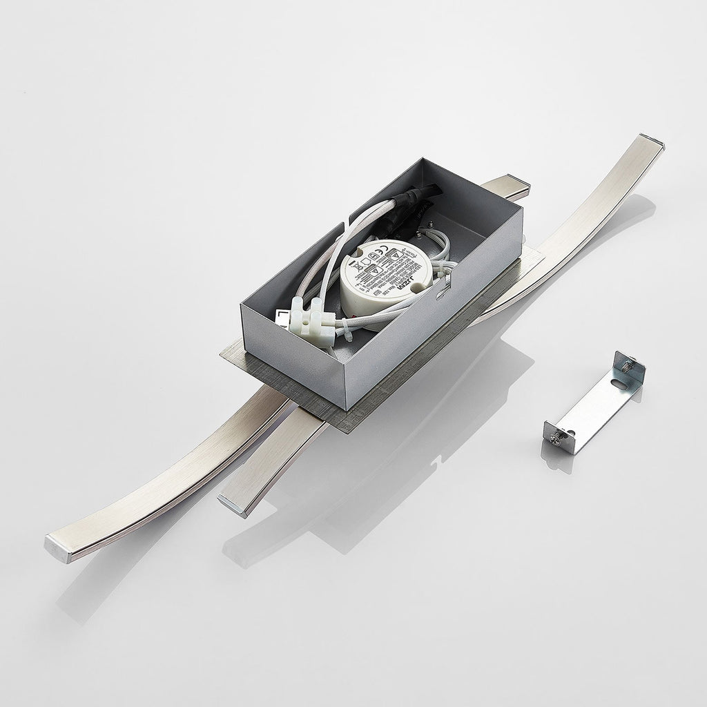 LED vegglampe Safia bølgeform matt nikkel installert på vegg