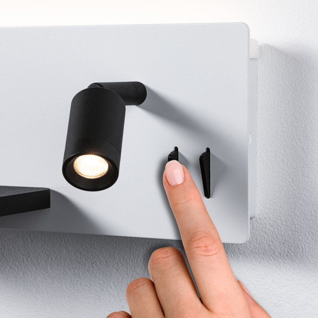 LED vegglampe Serra dimbar med USB-C og leselys hvit/svart med tekstilkabel