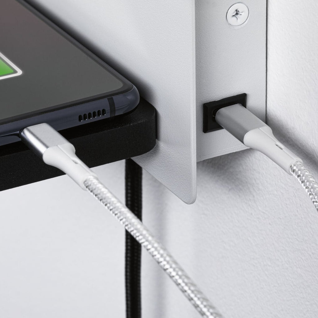 Nærbilde av bryter på LED vegglampe Serra svart med leselys og USB