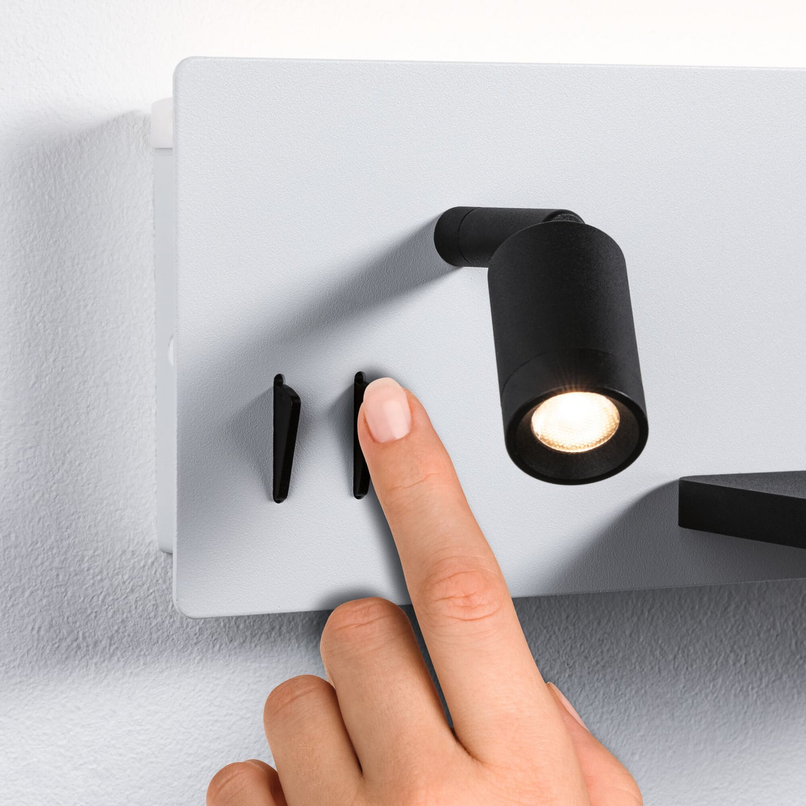 Sideprofil av LED vegglampe Serra svart med leselys og USB