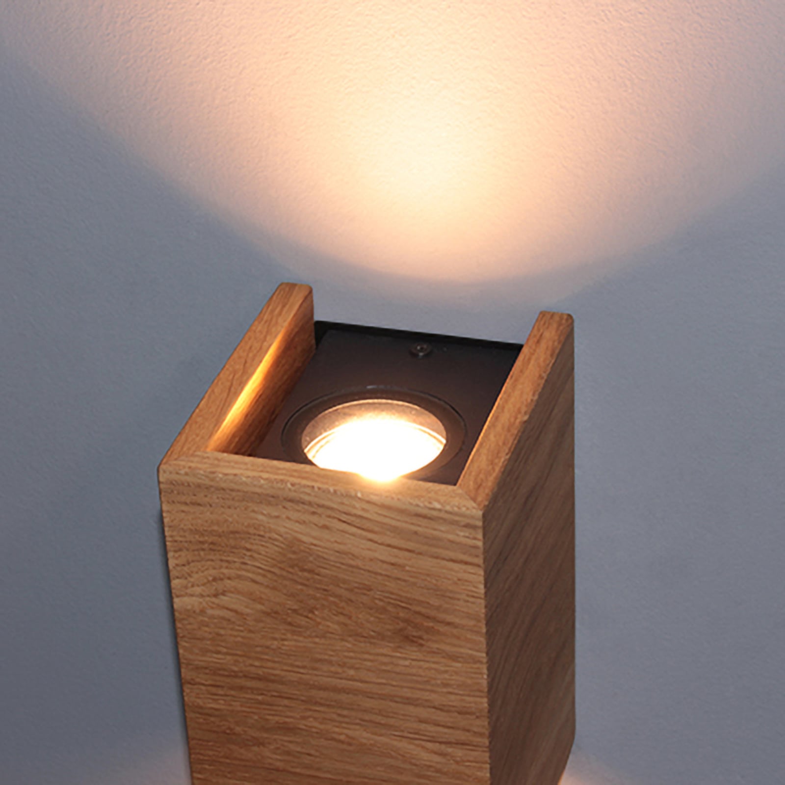 Detalj av LED vegglampe Shine-Wood eik 2xGU10 10x18 cm