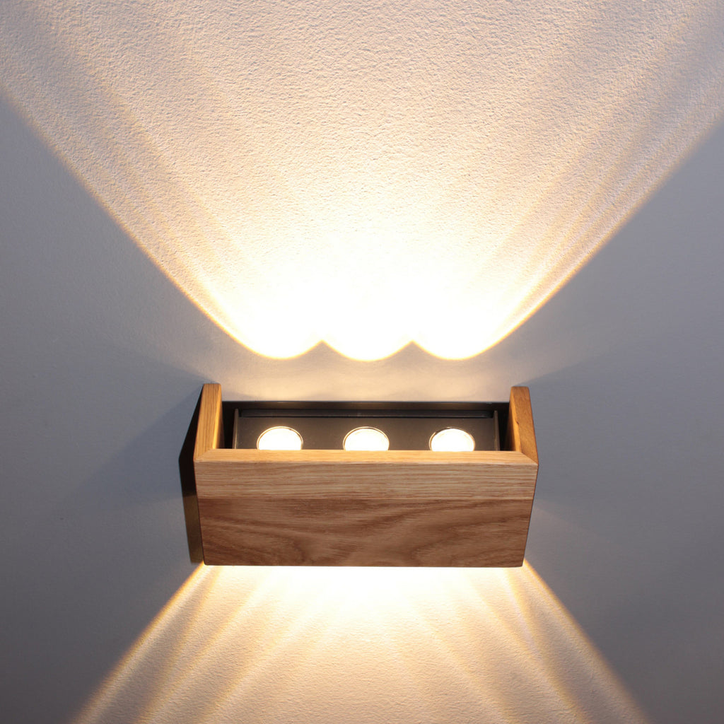 Detalj av LED vegglampe Shine-Wood eik/svart