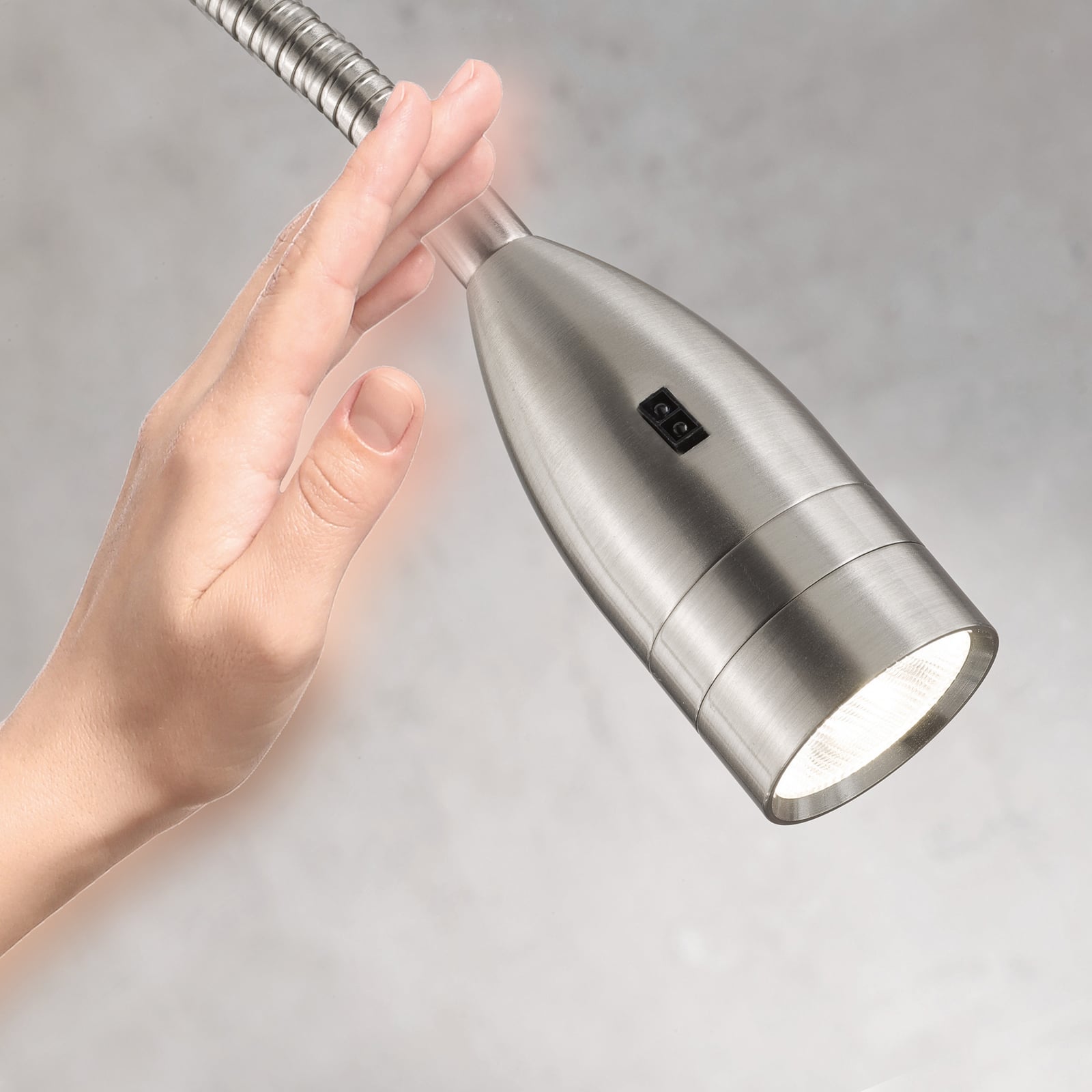 LED vegglampe Sten dimbar med gestestyring matt nikkel i bruk