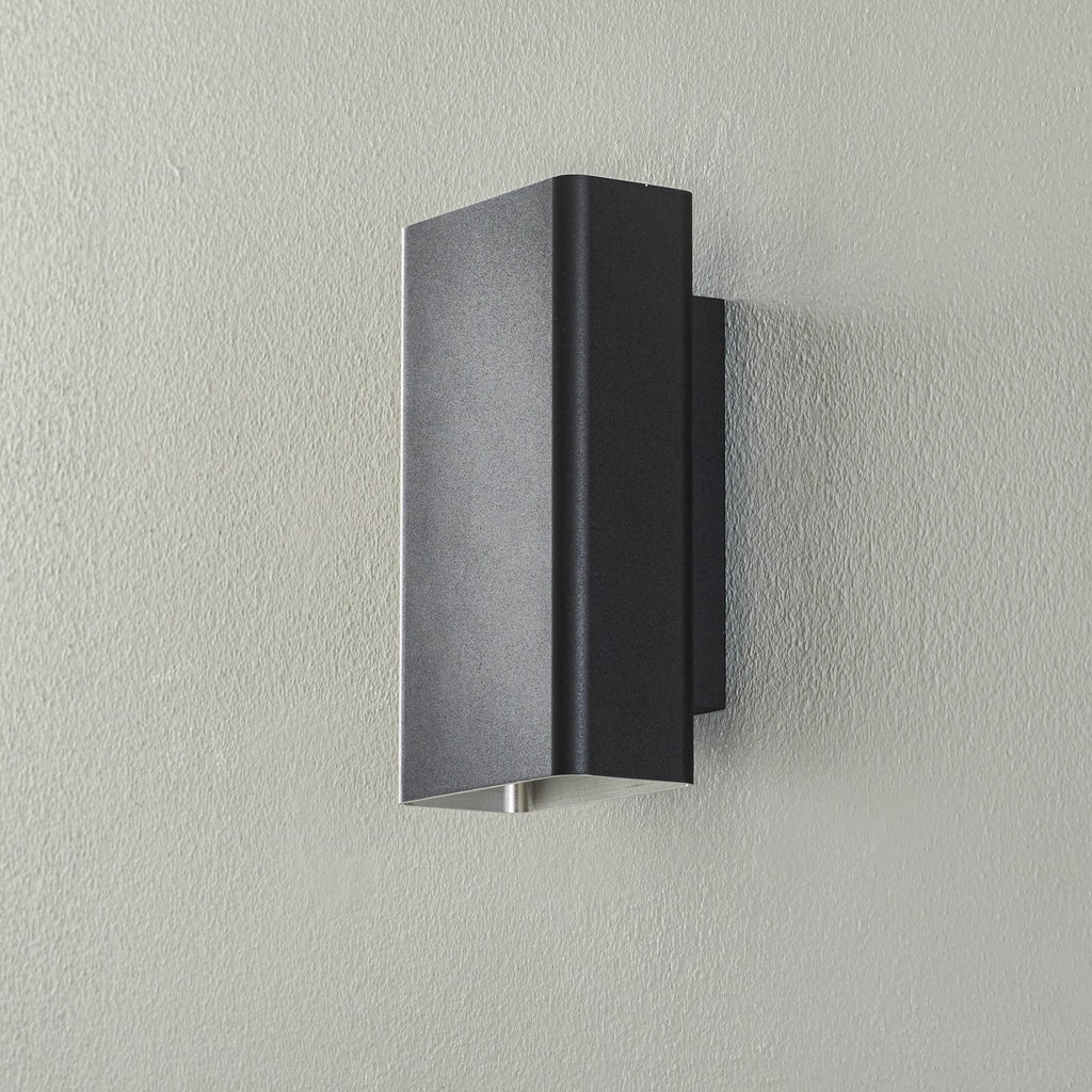 LED vegglampe Studio Line smal svart aluminium bakside
