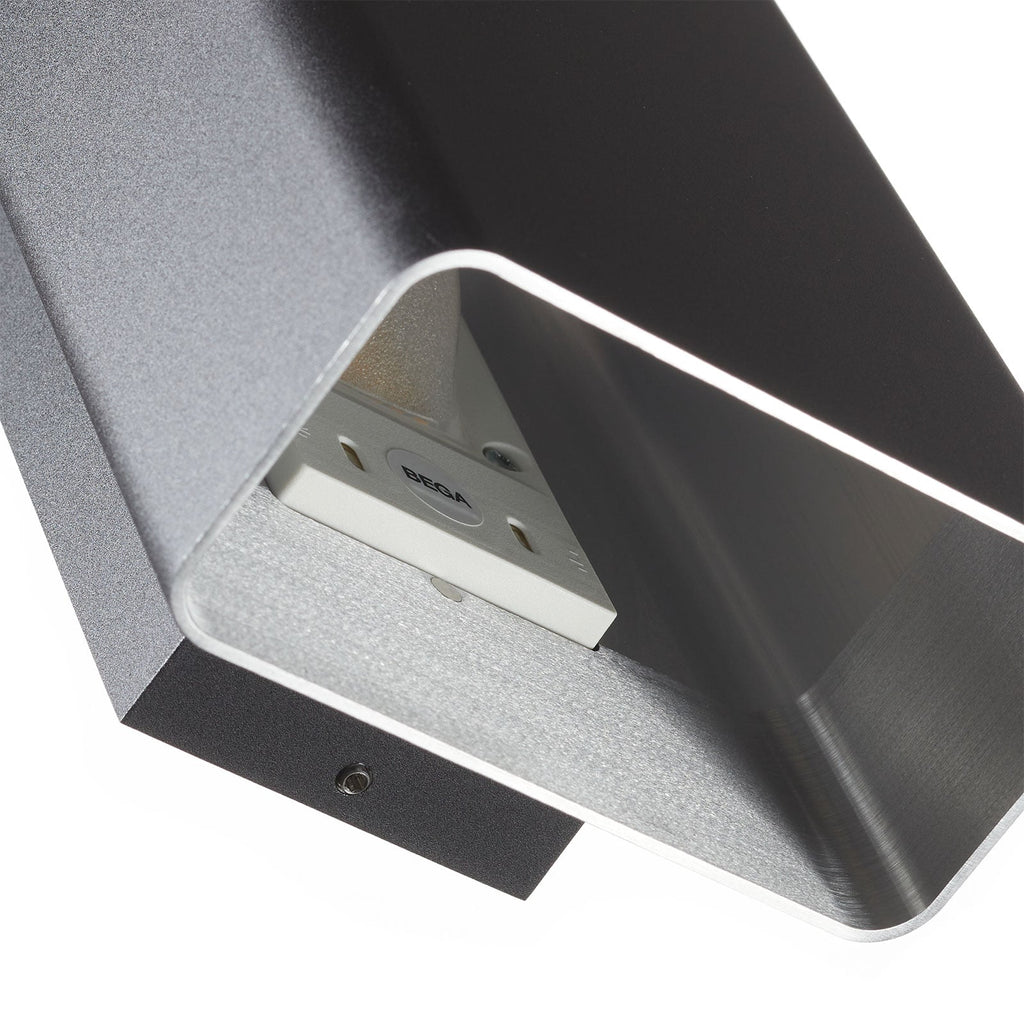 LED vegglampe Studio Line smal svart aluminium nærbilde av LED-lys