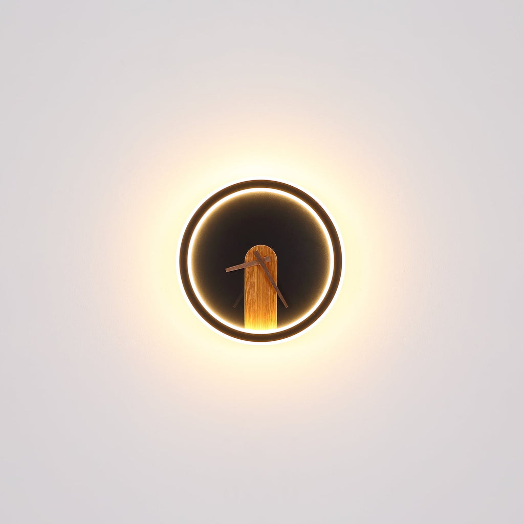 Detaljbilde av LED vegglampe Sussy med klokke svart og tre