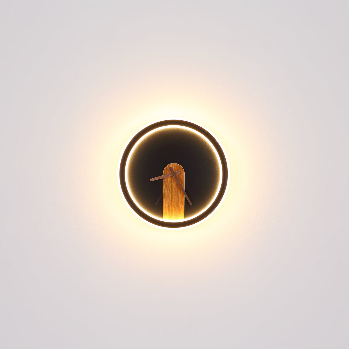 Detaljbilde av LED vegglampe Sussy med klokke svart og tre