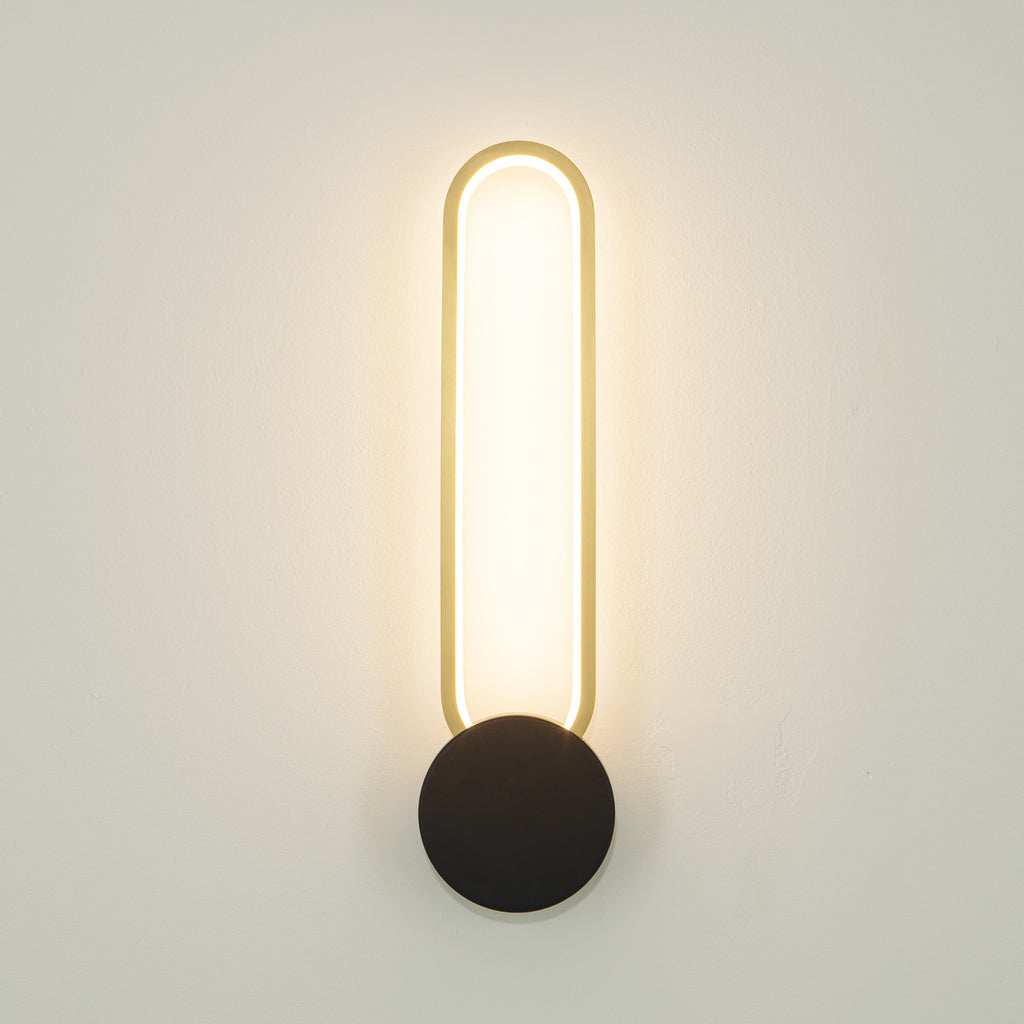 Detalj av LED vegglampe svart med gullring aluminium dimbar 13W - Zambelis
