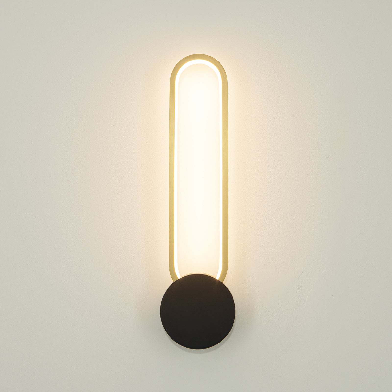 Detalj av LED vegglampe svart med gullring aluminium dimbar 13W - Zambelis