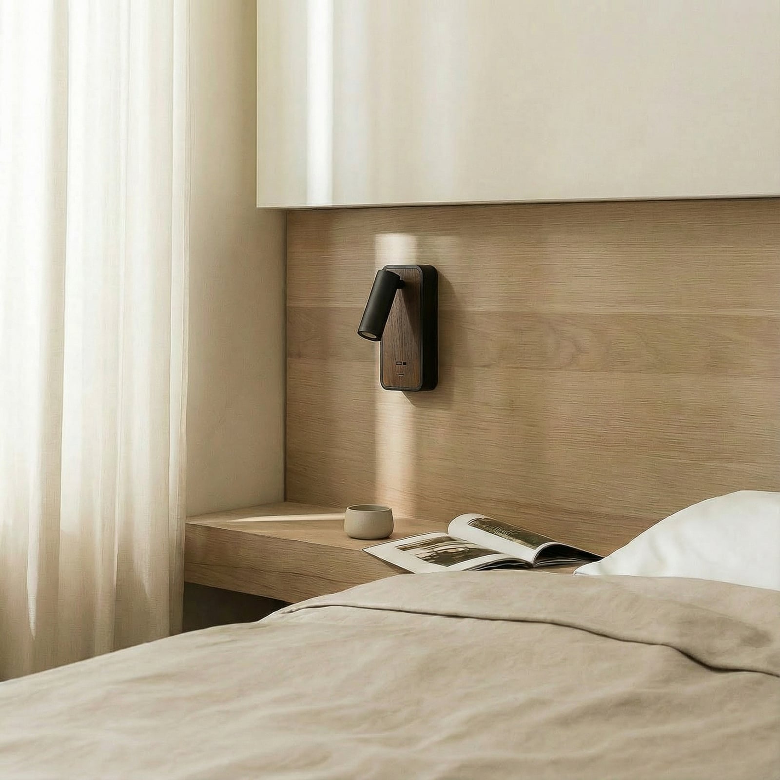 Detaljbilde av LED vegglampe Tallis svart med USB-C og bryter
