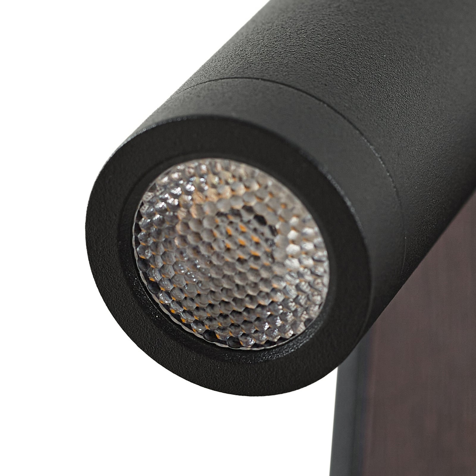 LED vegglampe Tallis svart med USB-C og bryter i brukssituasjon