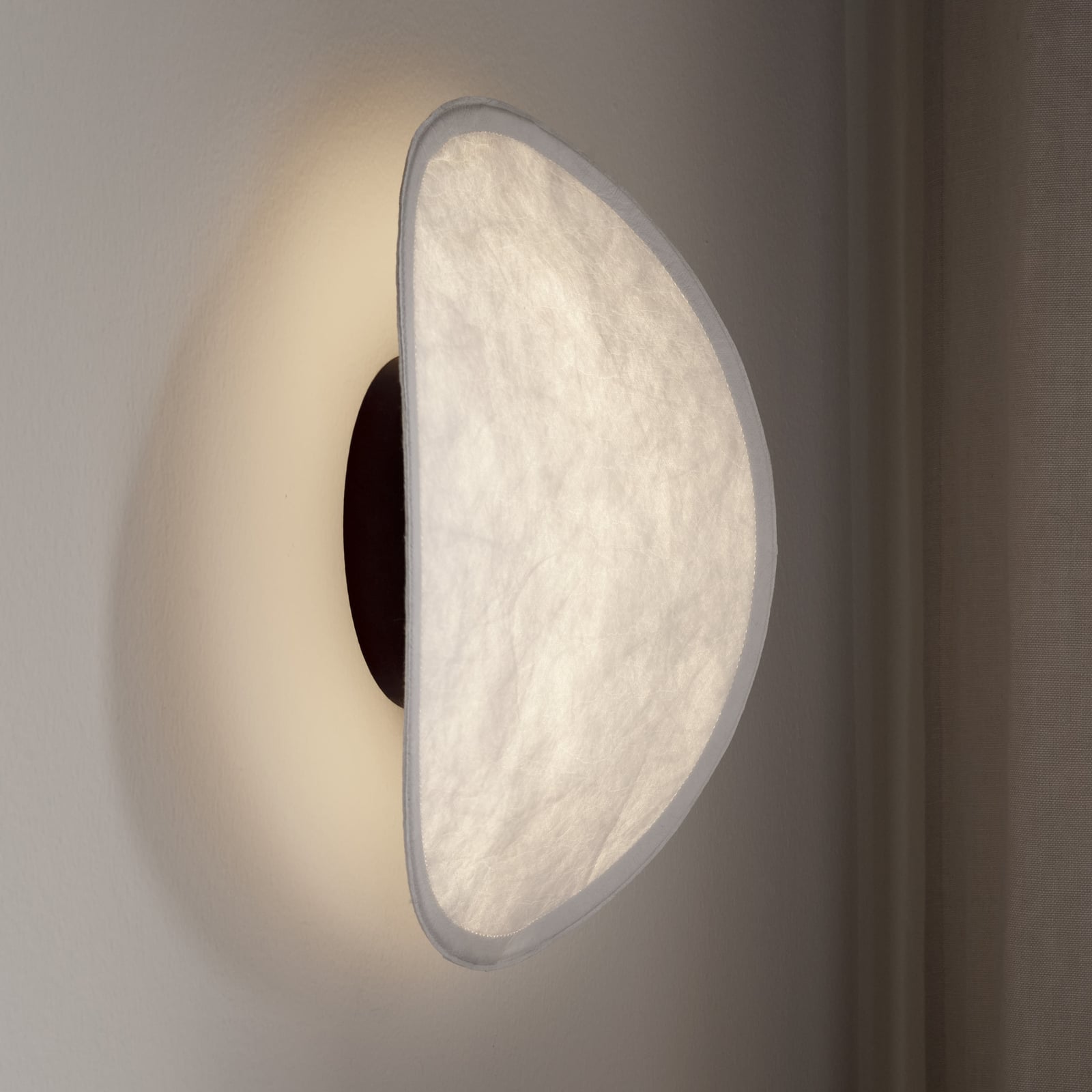 LED vegglampe Tense dimbar hvit og svart front