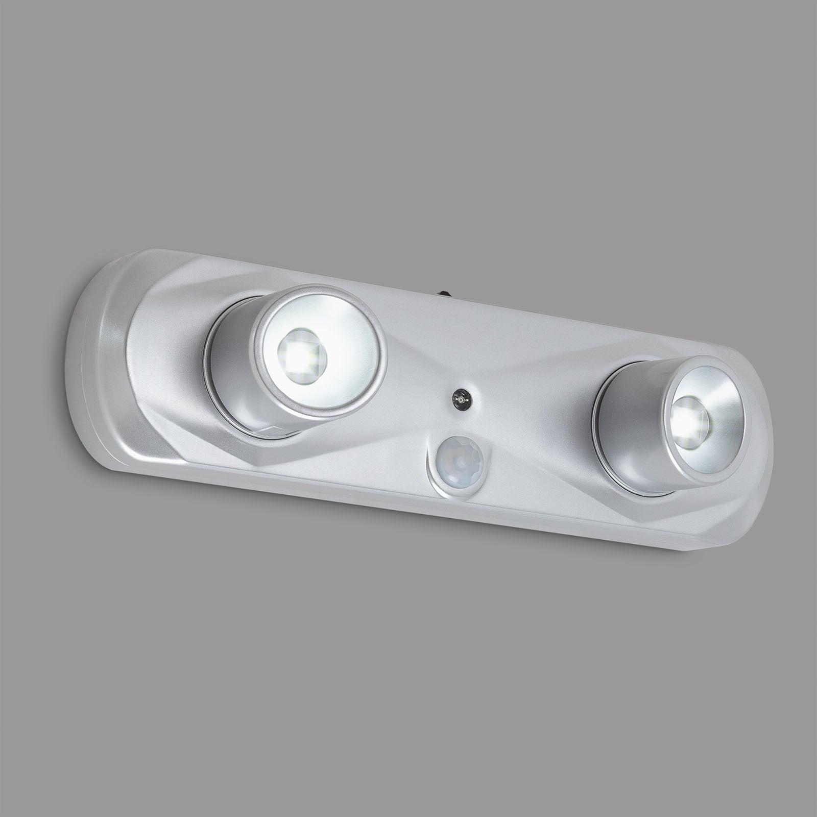 Nærbilde av bevegelsessensor på LED vegglampe Terya med bevegelsessensor sølv batteri