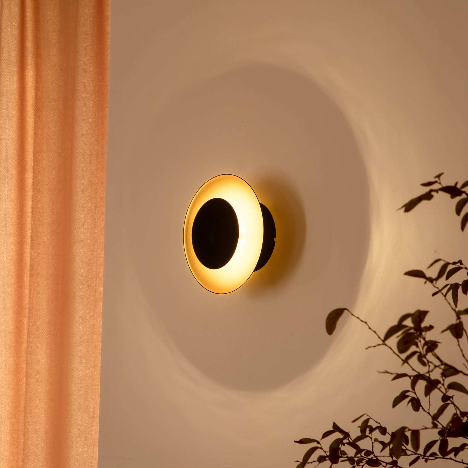 LED vegglampe Tiama rund jern svart/gull forfra