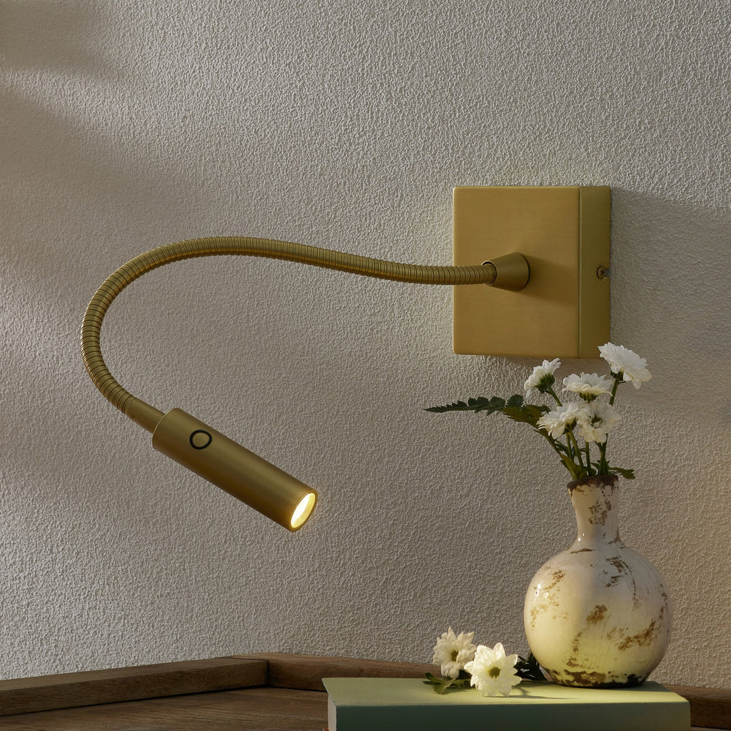 LED vegglampe Tip med fleksarm gull aluminium forfra