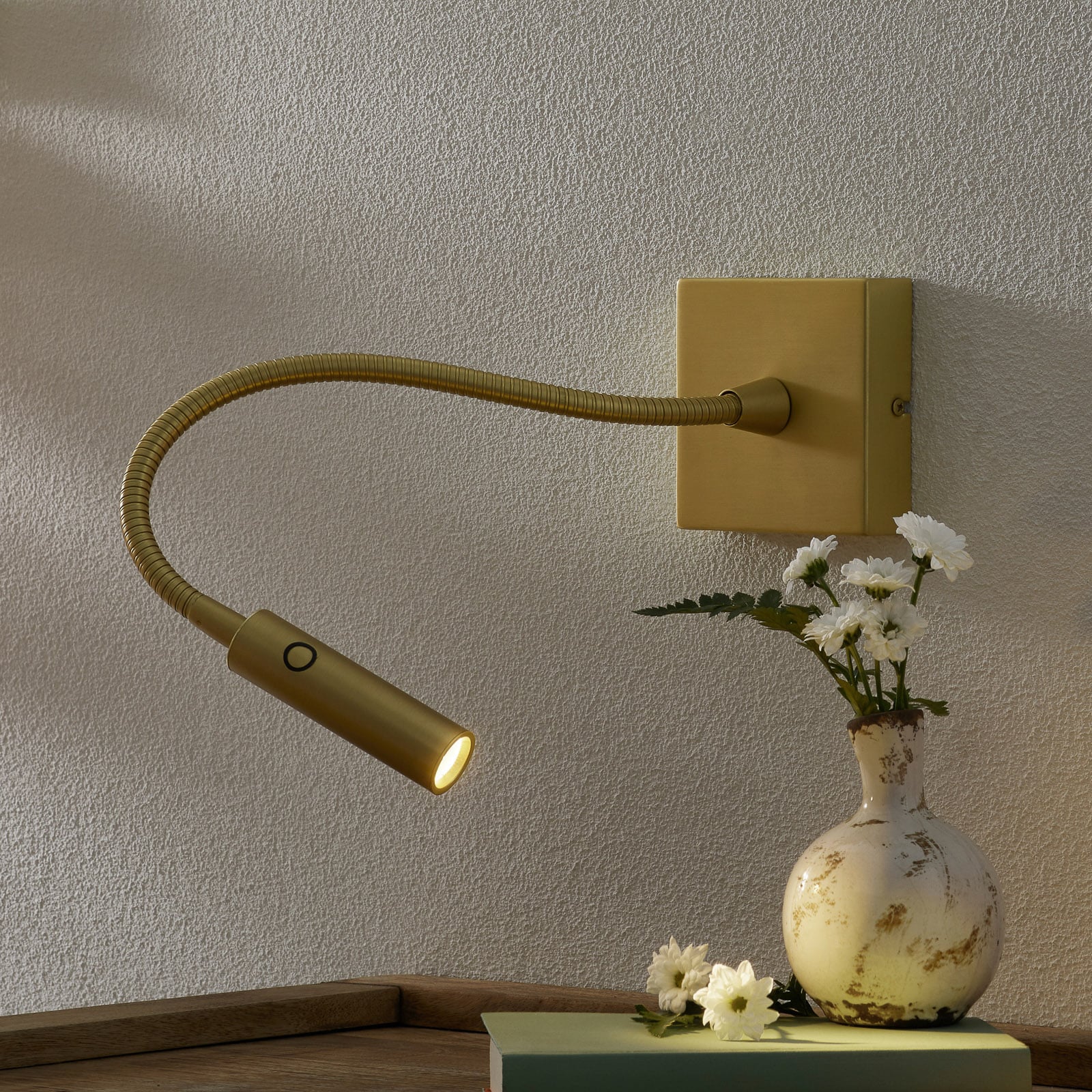 LED vegglampe Tip med fleksarm gull aluminium forfra