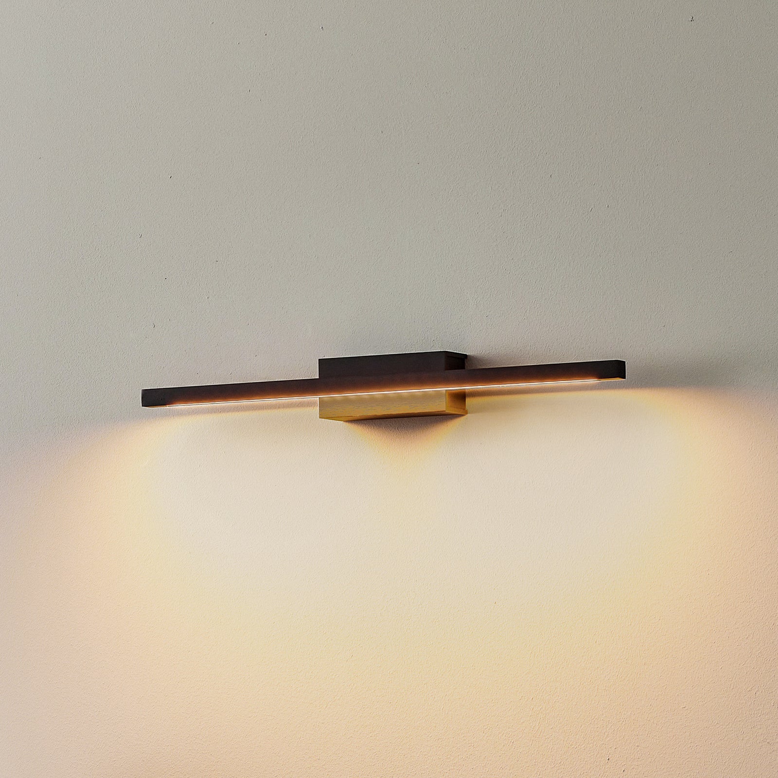 LED vegglampe Tolu svart dimbar 45 cm 8,4W varmhvit montert på vegg