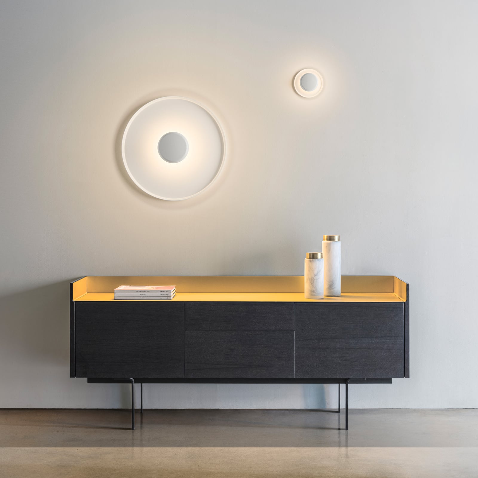 LED vegglampe Top Ø17 cm hvit 2700K montert i rom