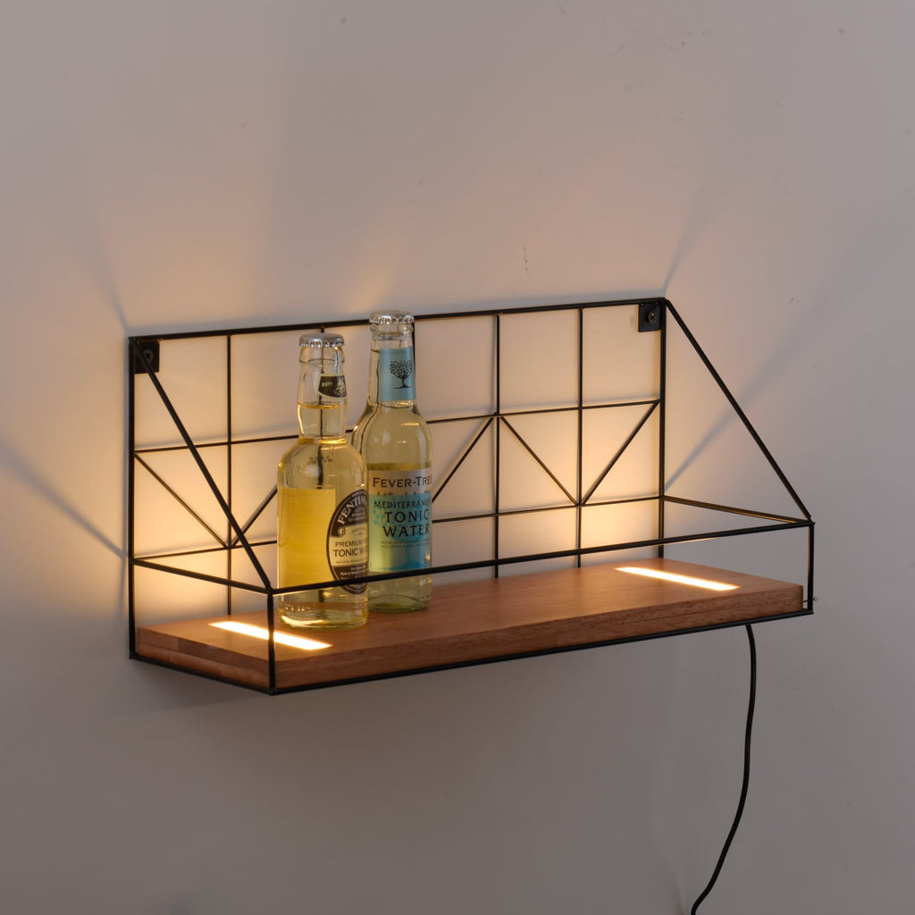 Nærbilde av LED vegglampe med trehylle brun/svart 45x20 cm