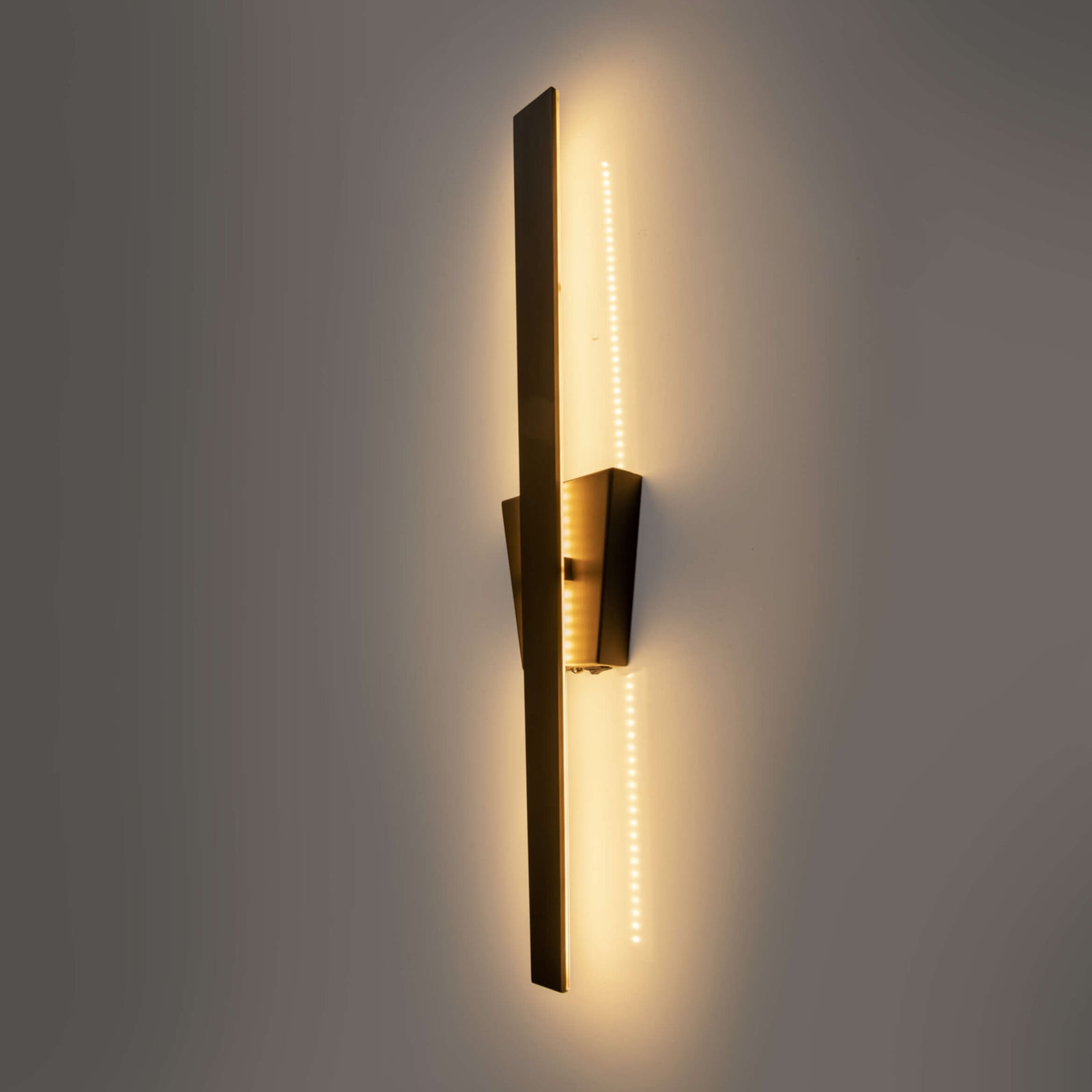LED vegglampe Trevor med bryter svart metall 62 cm forfra