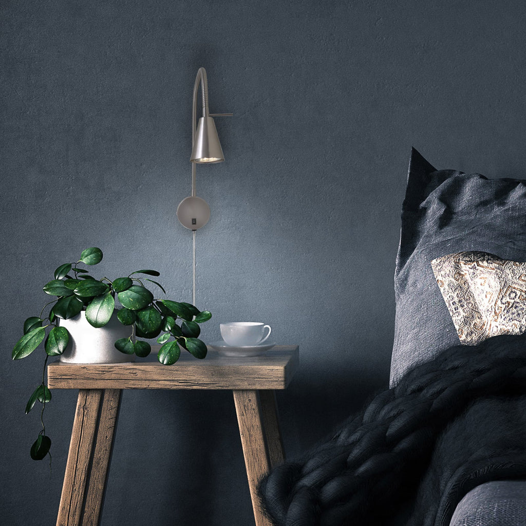 Nærbilde av lyskilde og fleksarm på LED vegglampe Tusa matt nikkel